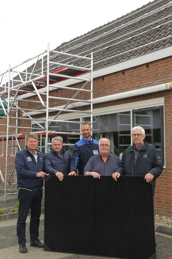 Vorige week woensdag is er een start gemaakt met de verduurzaming van dorpshuis de Bouwakker in Hattemerbroek. Een grote investering geeft de voorzitter van het dorpshuis Dhr. D. van Essenburg aan. Toch kan het nu al gerealiseerd worden, mede vanwege een forse bijdrage vanuit de Stichting Duurzaamheidsfonds Windmolenpark Hattemerbroek (SDWH). Hiermee profiteren we als omgeving ook voor het eerste jaar daadwerkelijk van de opbrengst vanuit de windmolens langs de N50.  Als eerste stap installeert installatiebedrijf Koller uit Hattem 96 zonnepanelen op het dak. Hiermee wordt bijna het jaarlijkse stroomverbruik opgewekt en dat levert dus ook een behoorlijke besparing op.  De volgende stap is dat voor gehele gebouw een duurzaamheidsscan komt.  De provincie Gelderland stelt binnen  het Ontzorgingsprogramma verduurzaming Maatschappelijk Vastgoed van de provincie Gelderland een duurzaamheidscoach beschikbaar. Door deze coach wordt een scan van het gebouw gemaakt om in zicht te krijgen waar nog verdere verduurzaamheidsmaatregelen haalbaar zijn.  Tevens verlenen zij ondersteuning bij het vinden van financiële dekking voor de investeringen bij de noodzakelijke verduurzamingmaatregelen. Hopelijk is dan over ongeveer een jaar De Bouwakker optimaal verduurzaamd.